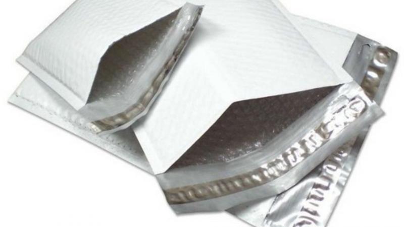 Envelope plástico com aba adesiva: praticidade e segurança